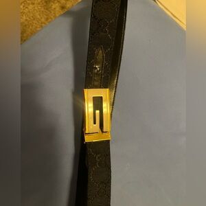 Gucci Elegant Black Belt with Gold Buckle